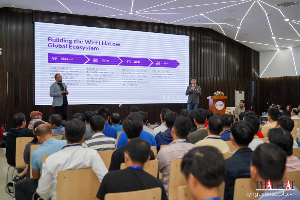 Ông Michael De Nil - CEO công ty công nghệ Úc Morse Micro và ông Eddie Chang (phó GĐ công ty) giới thiệu một số ưu điểm của WiFi Halow. Ảnh: TIỂU MINH