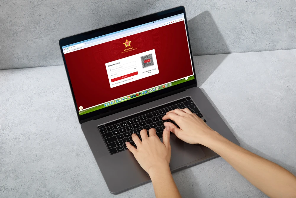 Đăng nhập VNeID trên website. Ảnh: MINH HOÀNG/Canva