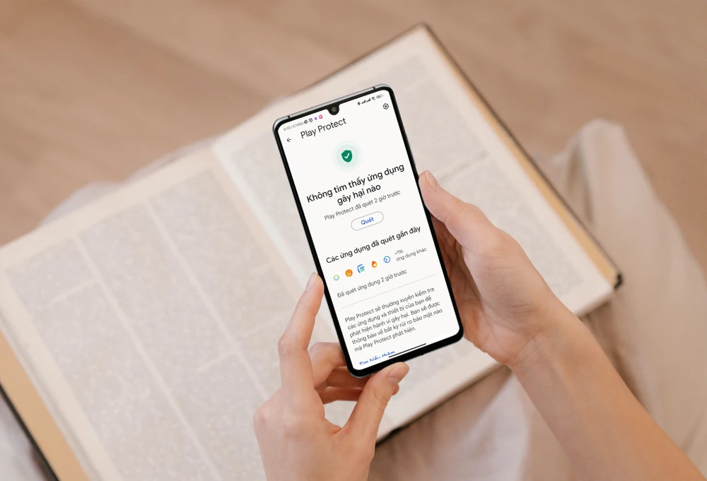 Google Play Protect vừa được bổ sung khả năng quét mã theo thời gian thực. Ảnh: TIỂU MINH/Canva