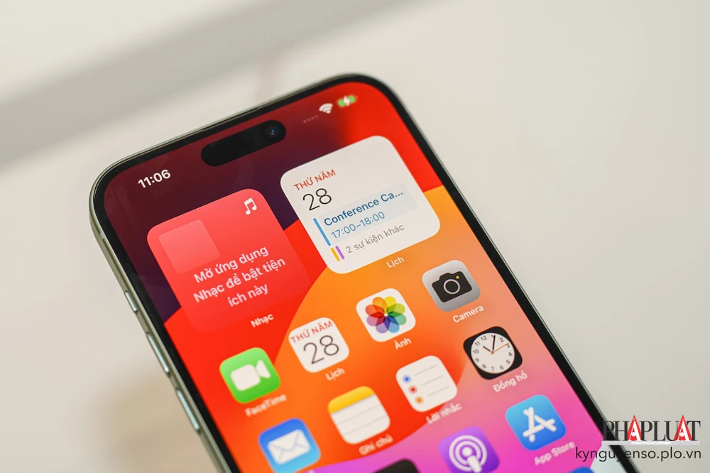 iPhone 15 Pro Max đang giảm giá nhẹ dịp siêu sale 11-11. Ảnh: TIỂU MINH