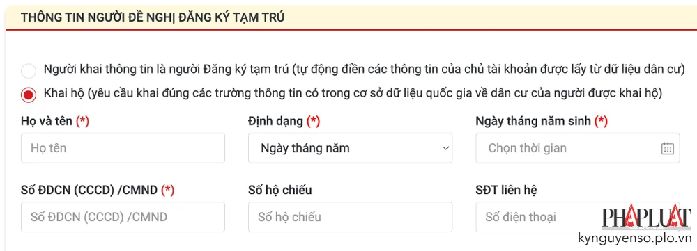Người đăng ký tạm trú khai báo thông tin. Ảnh: MINH HOÀNG