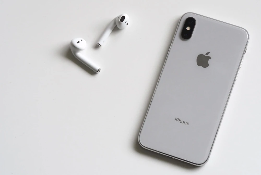 Vệ sinh tai nghe nhẹ nhàng bằng một miếng vải mềm hơi ẩm. Ảnh: Pexels