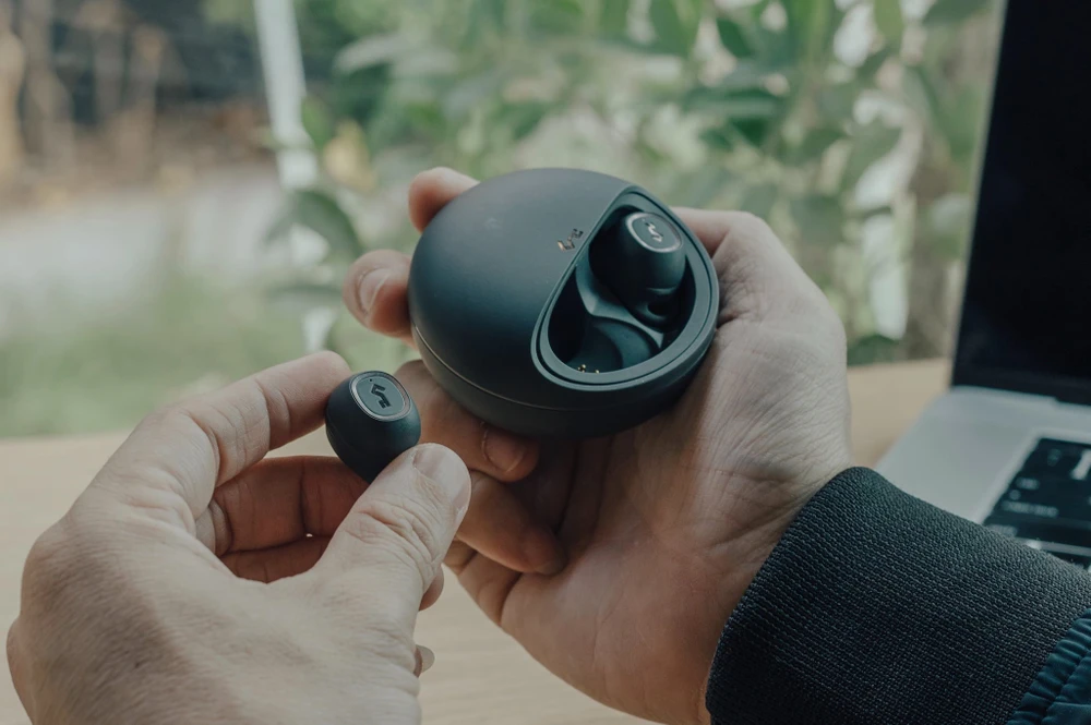 Tai nghe không dây hiện có giá tương đối rẻ và dễ tiếp cận. Ảnh: Pexels