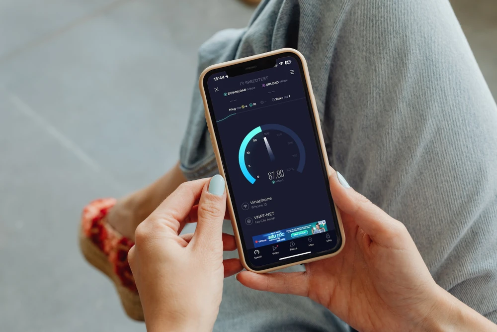Kiểm tra tốc độ Internet trên iPhone. Ảnh: TIỂU MINH/Canva