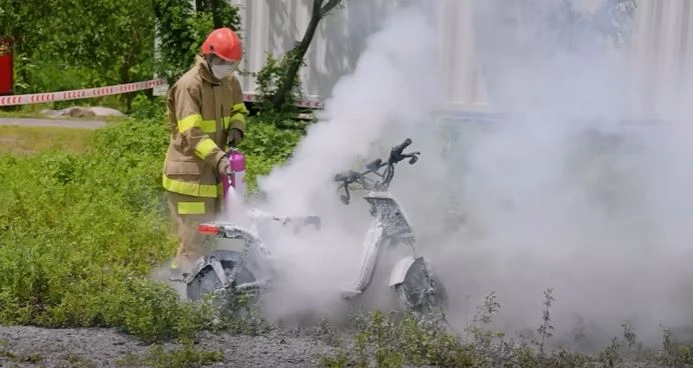 Bình chữa cháy gốc nước có thể dập tắt đám cháy từ pin xe điện trong 2-4 phút. Ảnh cắt từ video