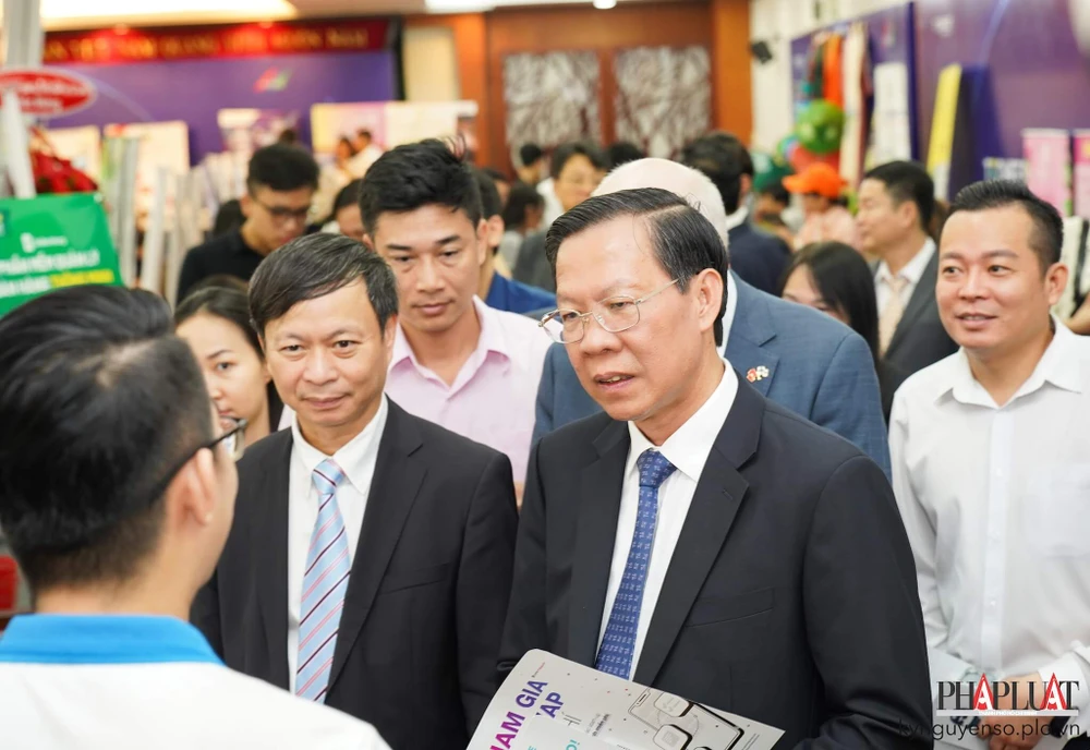Ông Phan Văn Mãi, Chủ tịch UBND TP.HCM đi tham quan và trò chuyện với các doanh nghiệp đổi mới sáng tạo tại sự kiện TECHFEST 2023. Ảnh: TIỂU MINH