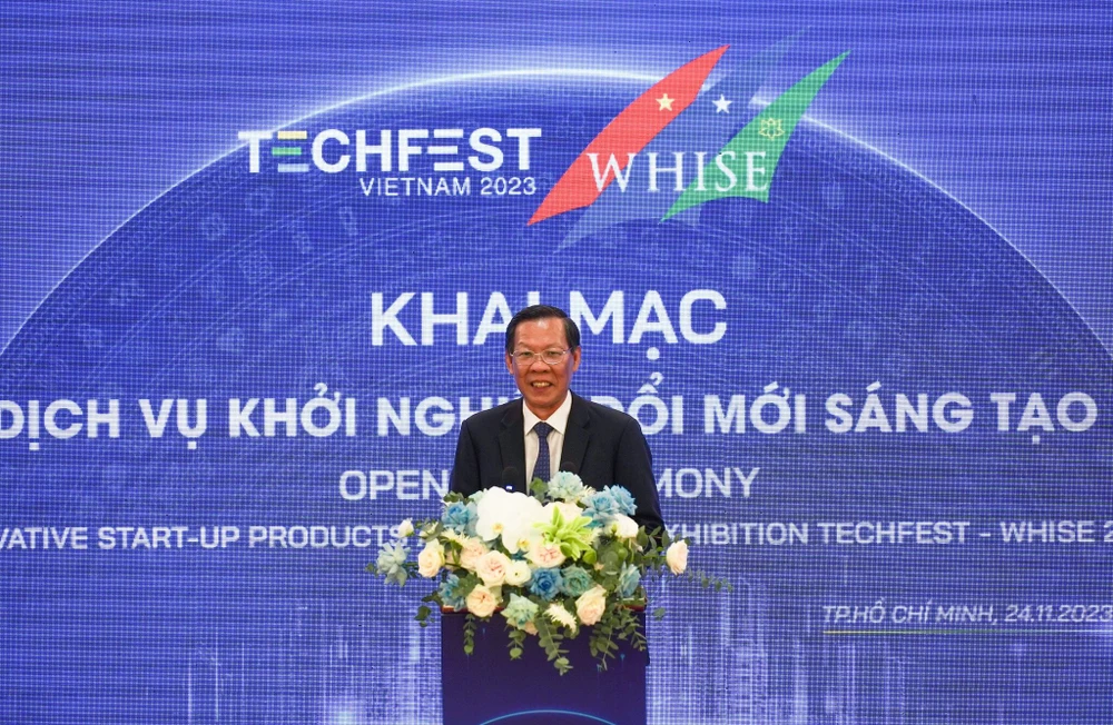 Ông Phan Văn Mãi, Chủ tịch UBND TP.HCM phát biểu khai mạc TECHFEST 2023, trò chuyện với các doanh nghiệp đổi mới sáng tạo. Ảnh: TIỂU MINH