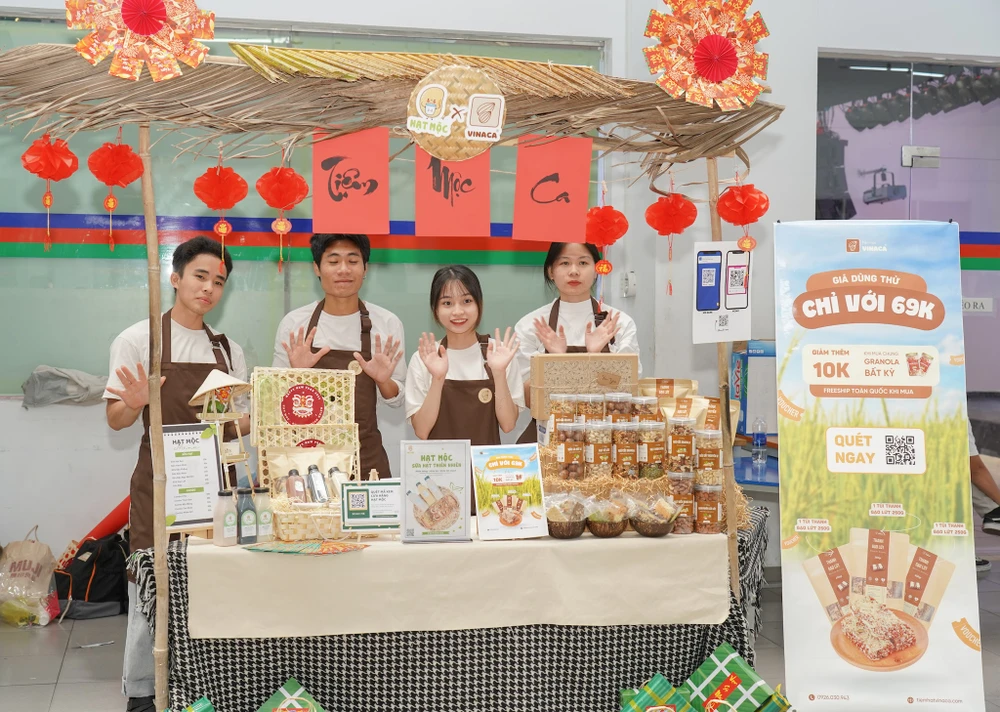 Các bạn sinh viên giới thiệu các sản phẩm nông nghiệp, organic đang được bán trên chợ nông sản online. Ảnh: MINH HOÀNG