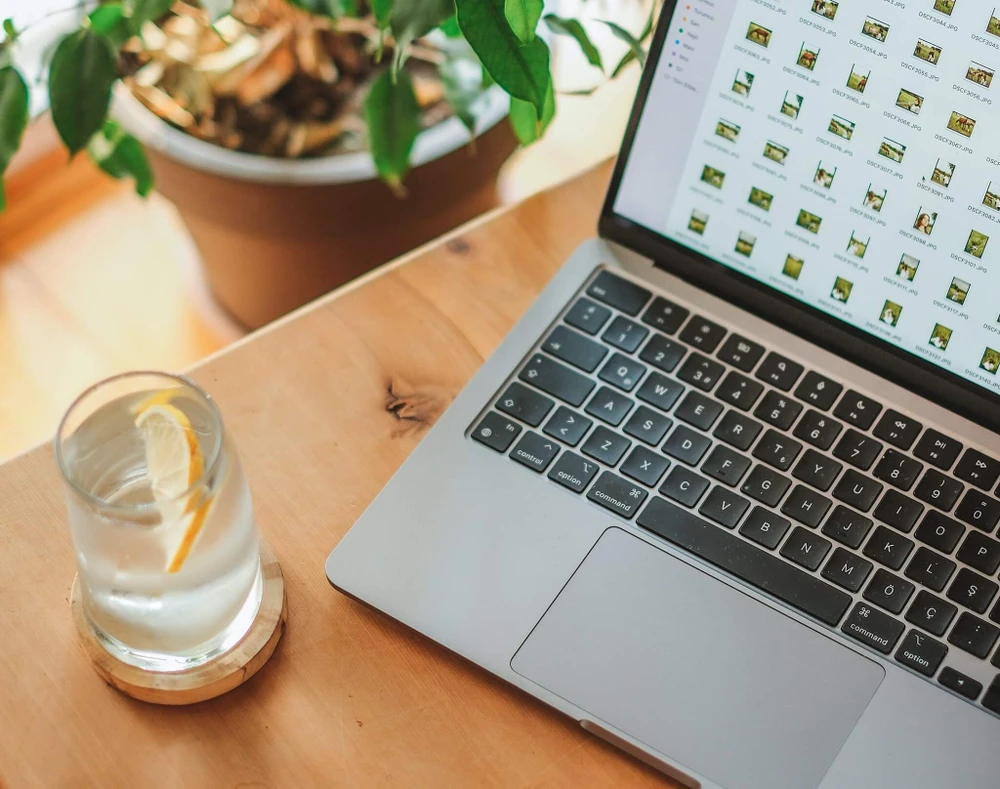 Những thói quen bất cẩn có thể khiến laptop, điện thoại bị hư hỏng. Ảnh: Pexels