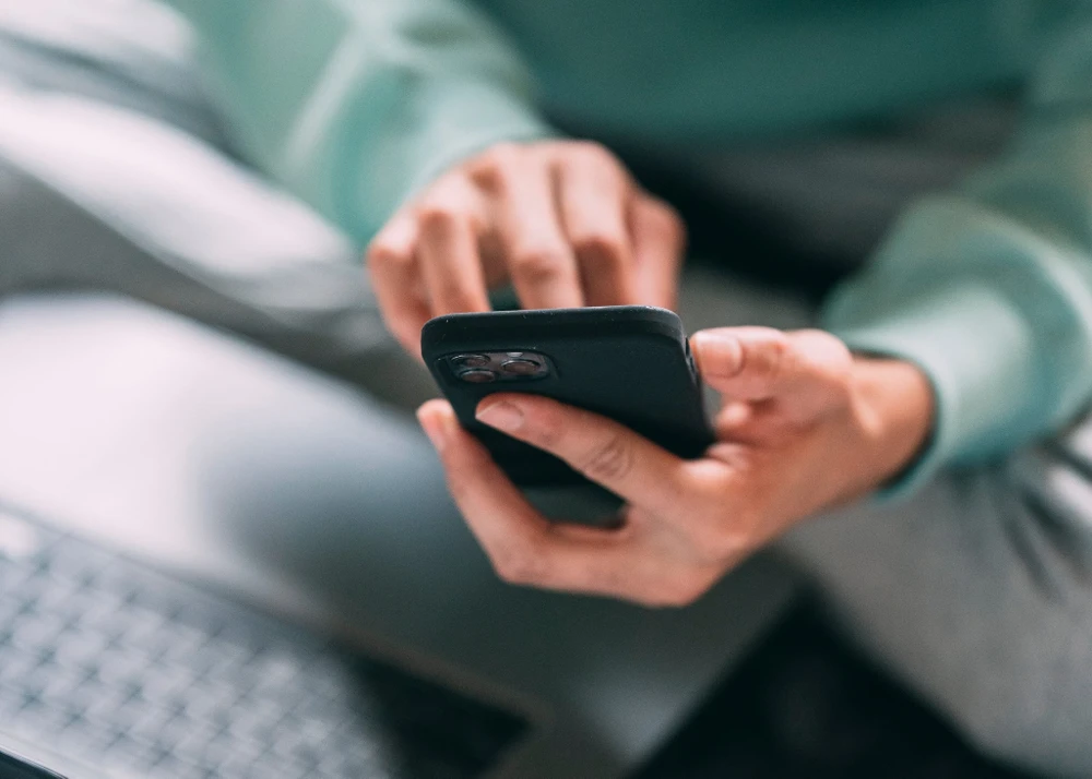 Xóa các ứng dụng cho vay lừa đảo khỏi điện thoại. Ảnh: Pexels