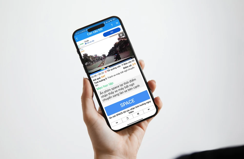Thường xuyên luyện tập thi lái xe mô phỏng tại nhà để hạn chế bị rớt. Ảnh: MINH HOÀNG/Canva