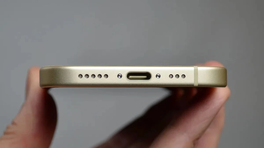 iPhone 15 đã chuyển sang sử dụng cổng USB-C. Ảnh: Future/Lance Ulanoff