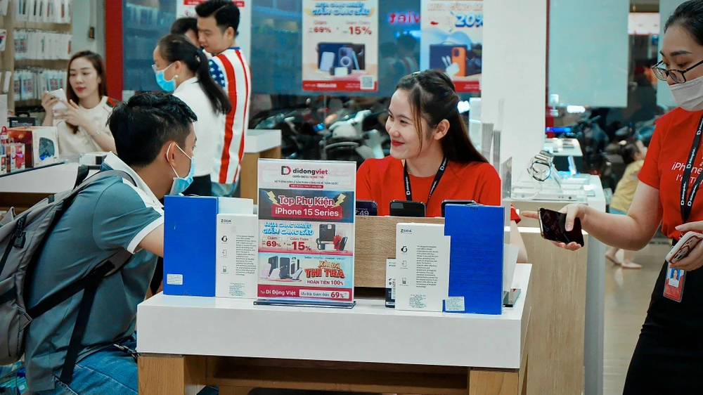 iPhone 15 Pro Max giảm giá sốc chỉ còn 32,49 triệu đồng.