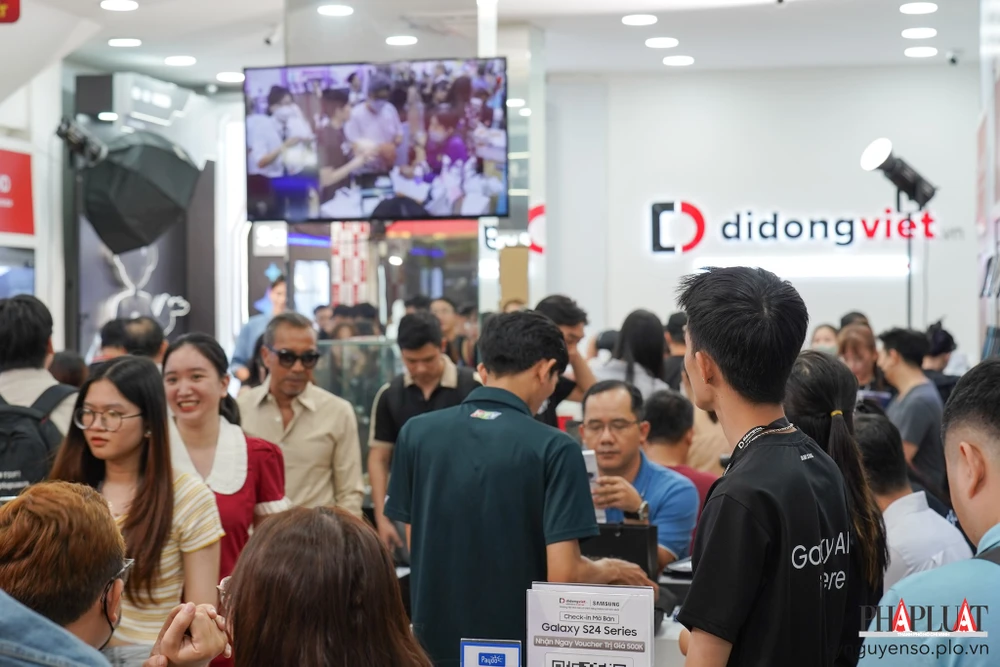 Sự kiện mở bán Samsung Galaxy S24 series thu hút khá đông khách hàng. Ảnh: TIỂU MINH