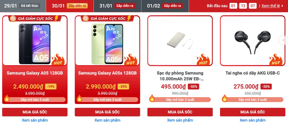 Điện thoại giảm giá cuối năm để thu hút người tiêu dùng. Ảnh: TIỂU MINH