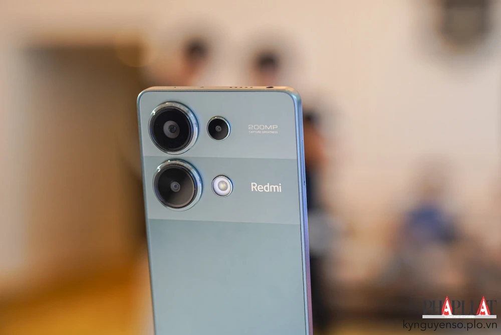 Cụm camera của Redmi Note 13 Pro được làm to hơn, độ phân giải 200 MP. Ảnh: TIỂU MINH