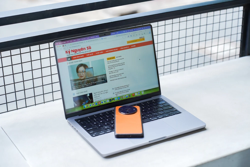 Xiaomi 12S Ultra nổi bật với cụm camera to ở mặt sau. Ảnh: TIỂU MINH