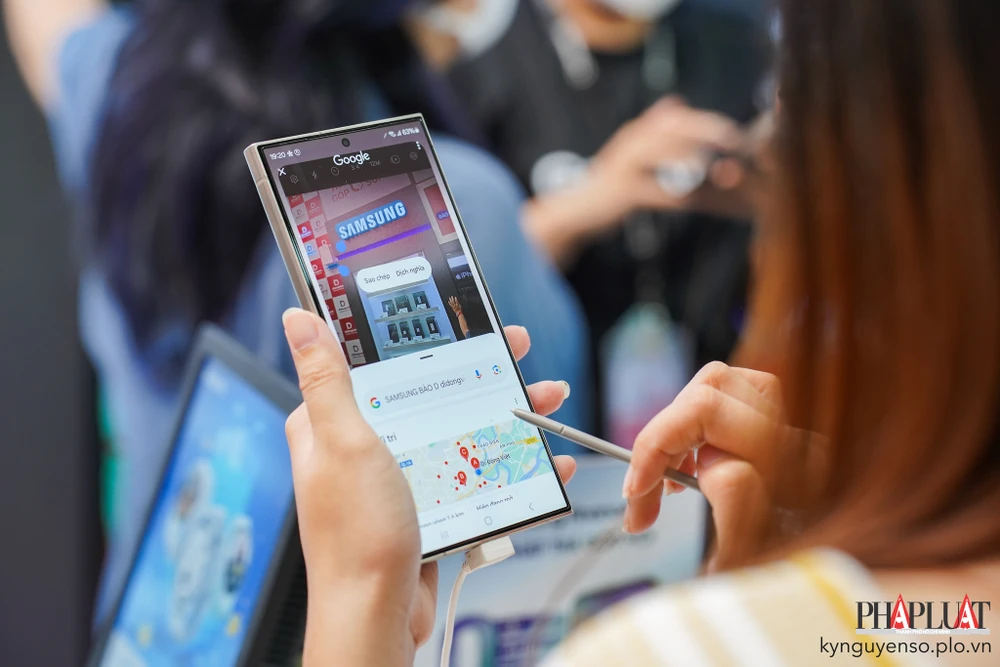 Điện thoại Samsung Galaxy S24 Ultra được trang bị bút S Pen. Ảnh: TIỂU MINH
