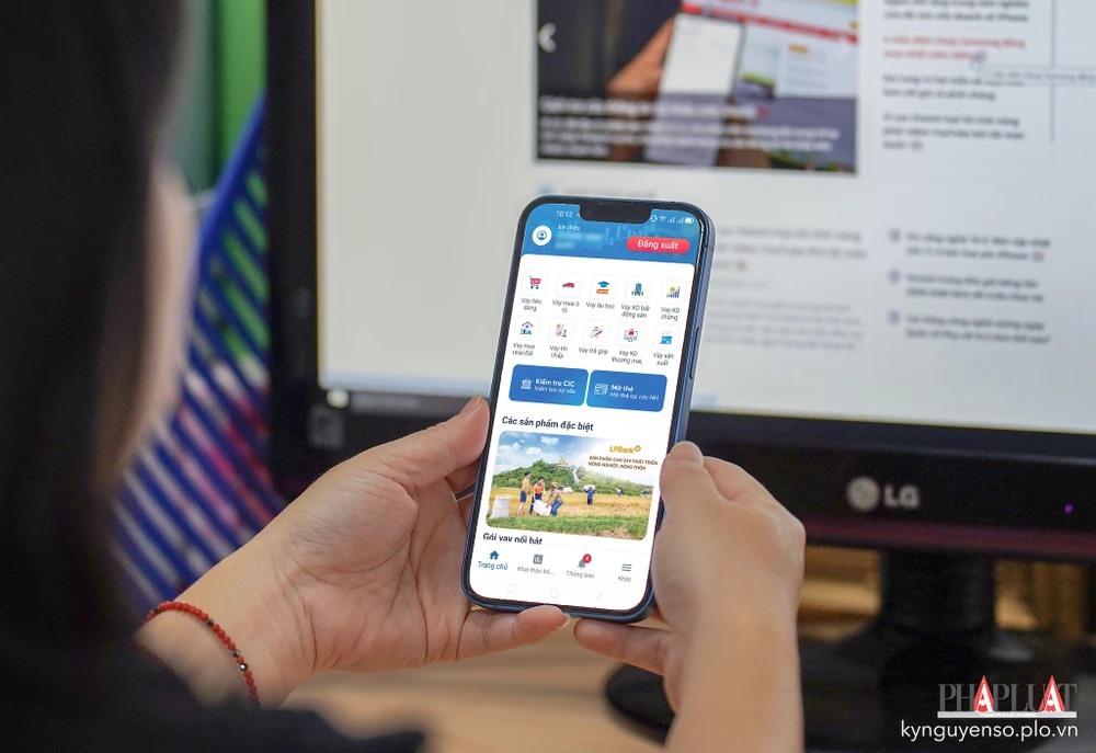 Cách kiểm tra nợ xấu trên điện thoại. Ảnh: TIỂU MINH