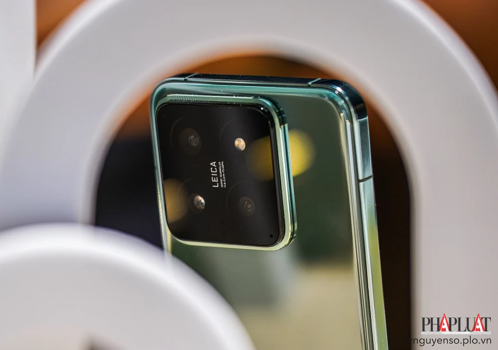 Xiaomi 14 nổi bật với cụm ống kính đồng thiết kế với Leica. Ảnh: TIỂU MINH