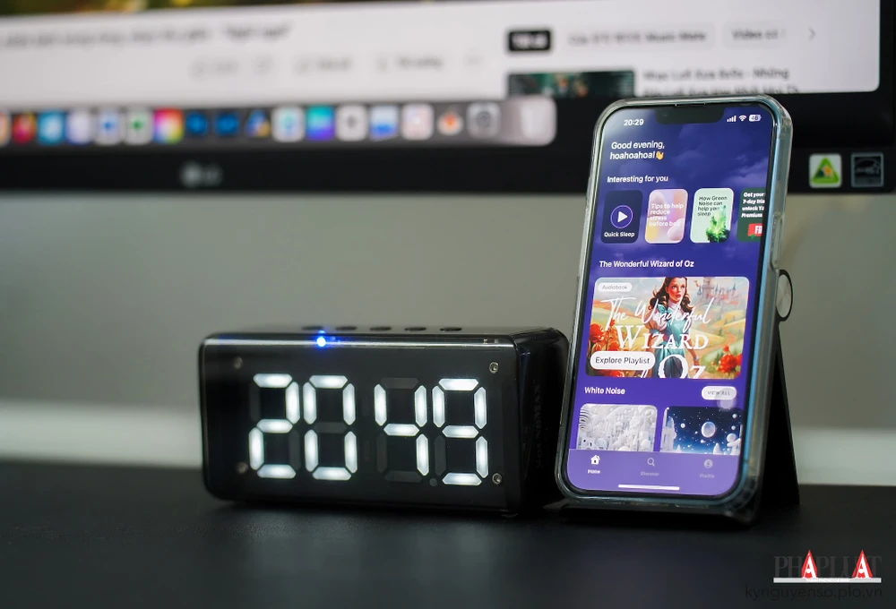 Loa SoundMax AT-100 kiêm đồng hồ, vật trang trí trên bàn. Ảnh: TIỂU MINH