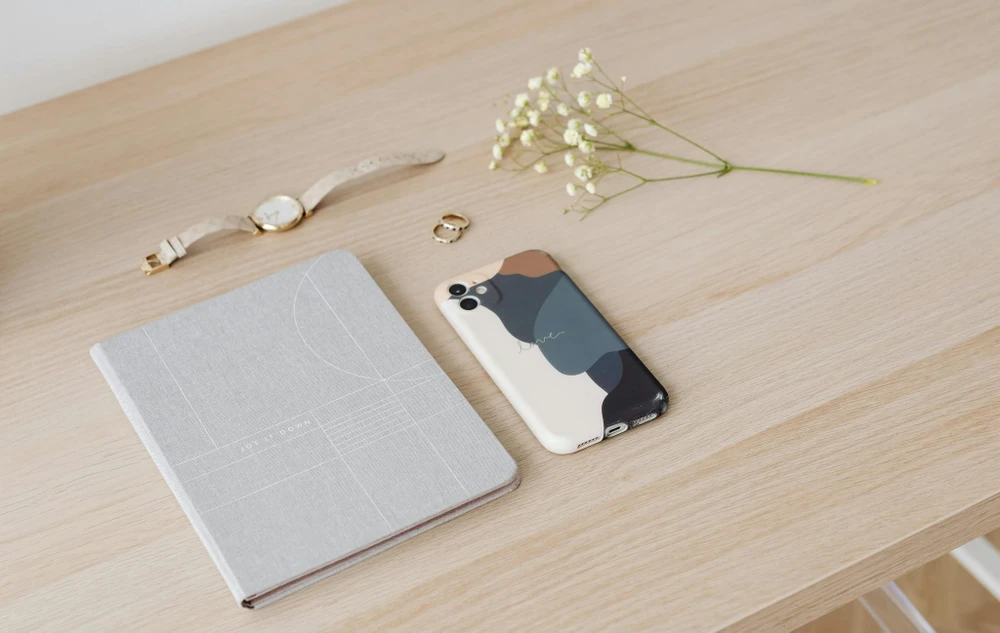 Sử dụng ốp lưng để hạn chế các va đập, kéo dài thời gian sử dụng điện thoại. Ảnh: Pexels