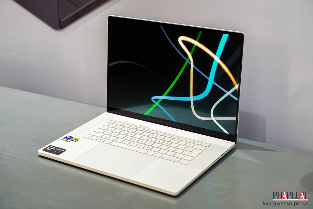 Màn hình OLED đạt chuẩn ROG Nebula Display. Ảnh: TIỂU MINH