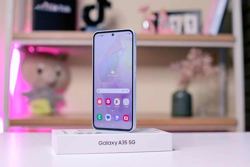 Điện thoại Android Galaxy A35 có màn hình nhỏ gọn, camera tốt.