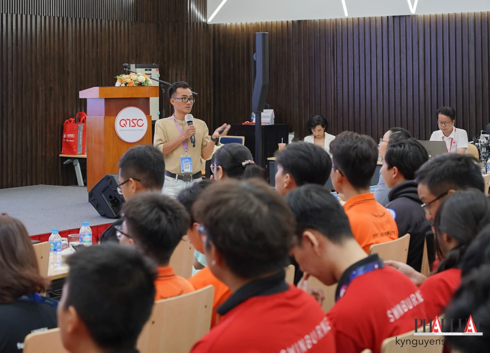 Ông Thái Hoàng Danh chia sẻ về các xu hướng công nghệ mà sinh viên nên cập nhật. Ảnh: TIỂU MINH