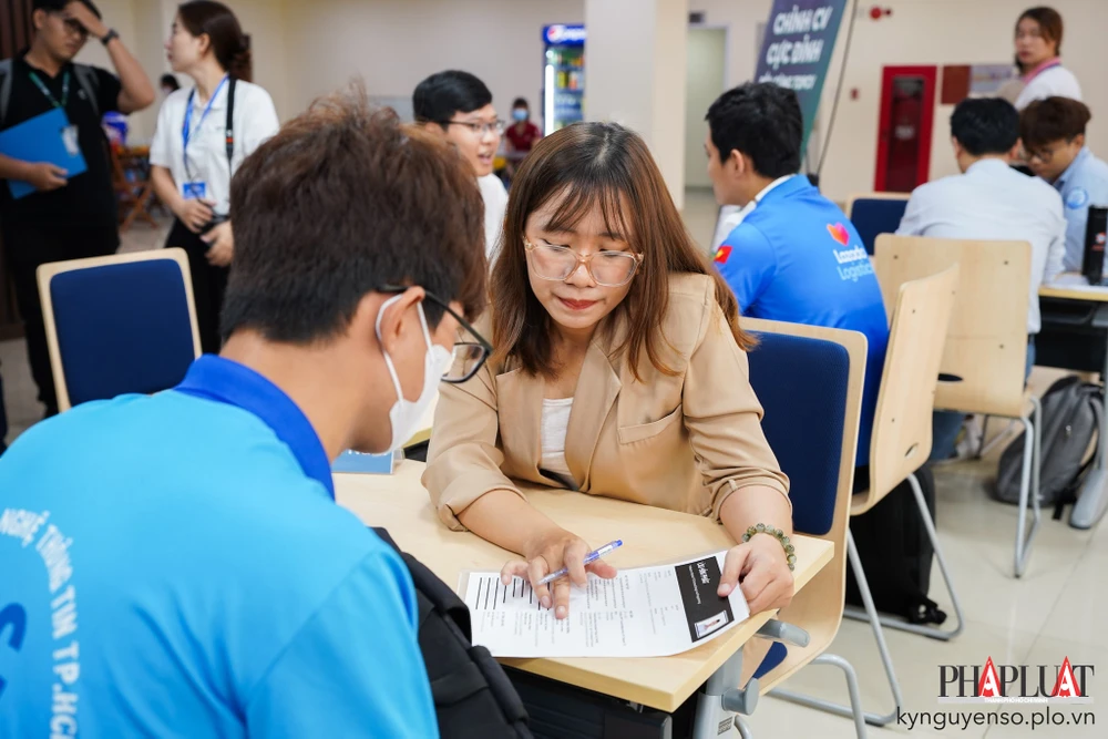 Các bạn sinh viên tham gia chương trình phỏng vấn thử của doanh nghiệp. Ảnh: TIỂU MINH