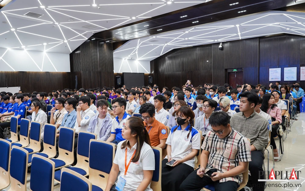 Hơn 700 các bạn sinh viên ngành CNTT tham gia hội thảo. Ảnh: TIỂU MINH