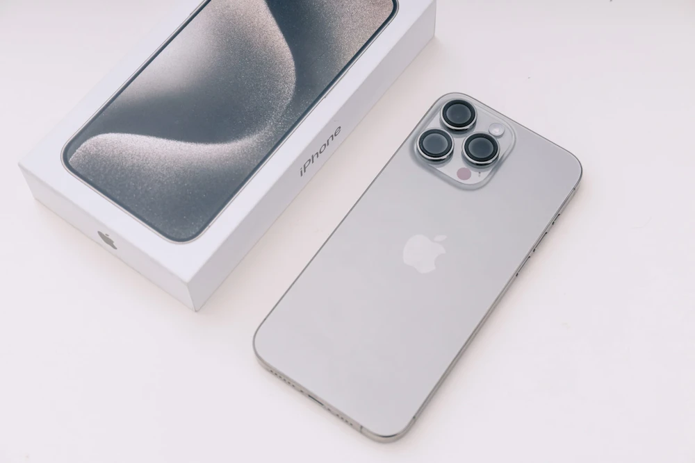 iPhone 15 Pro Max giảm giá chỉ còn 29,9 triệu đồng.