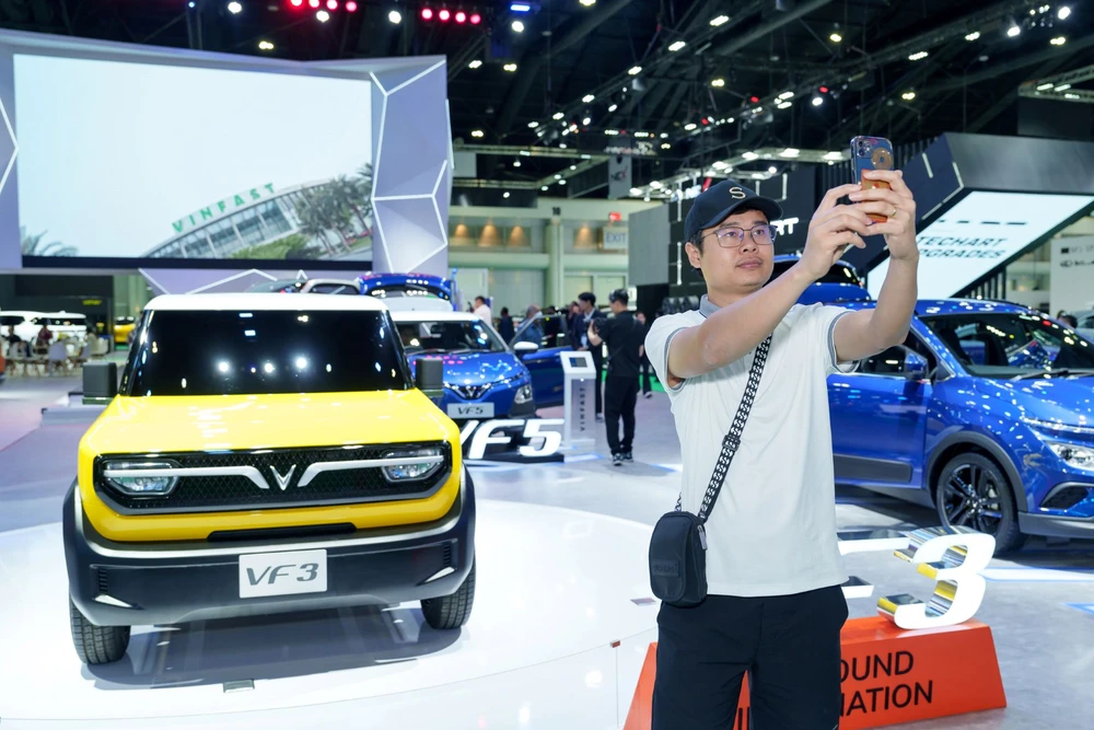 Khách hàng thích thú với các mẫu xe điện VinFast.