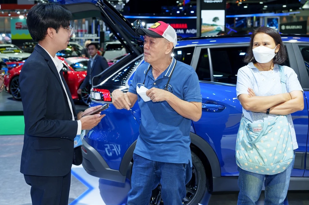 Vợ chồng ông Tira cho rằng mẫu xe điện VinFast VF 3 rất phù hợp với con trai của mình.