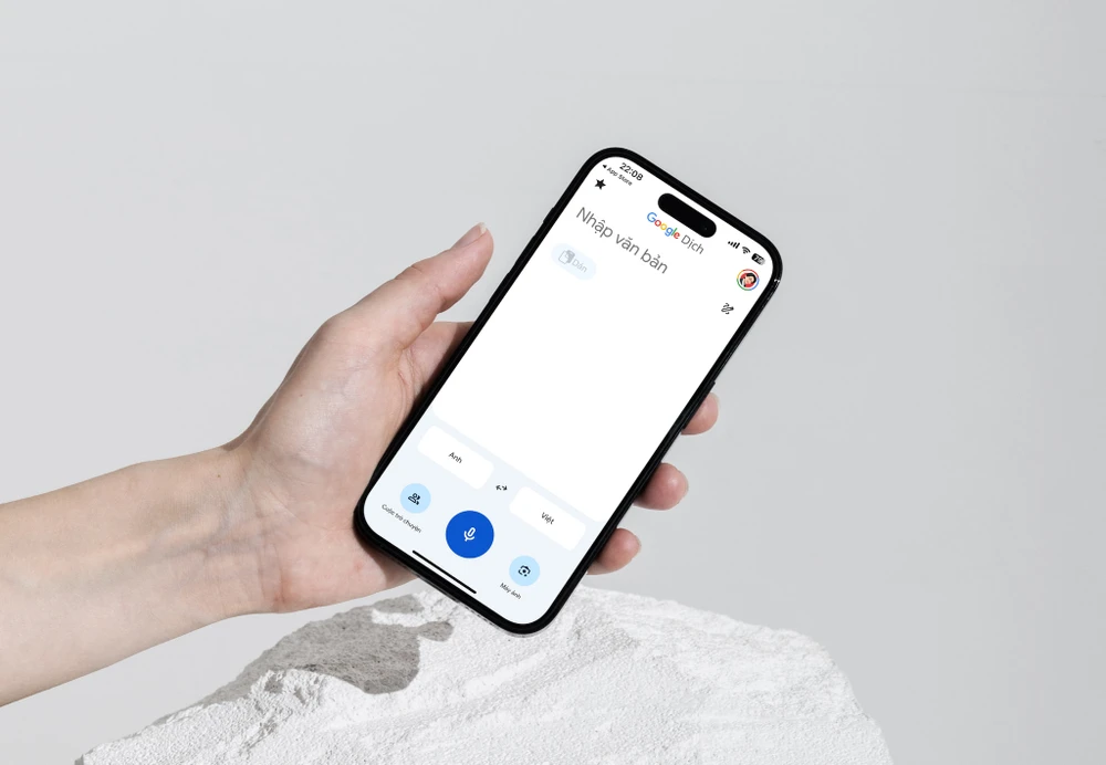 Dẹp bỏ các rào cản về ngôn ngữ nhờ Google Dịch. Ảnh: TIỂU MINH/Canva