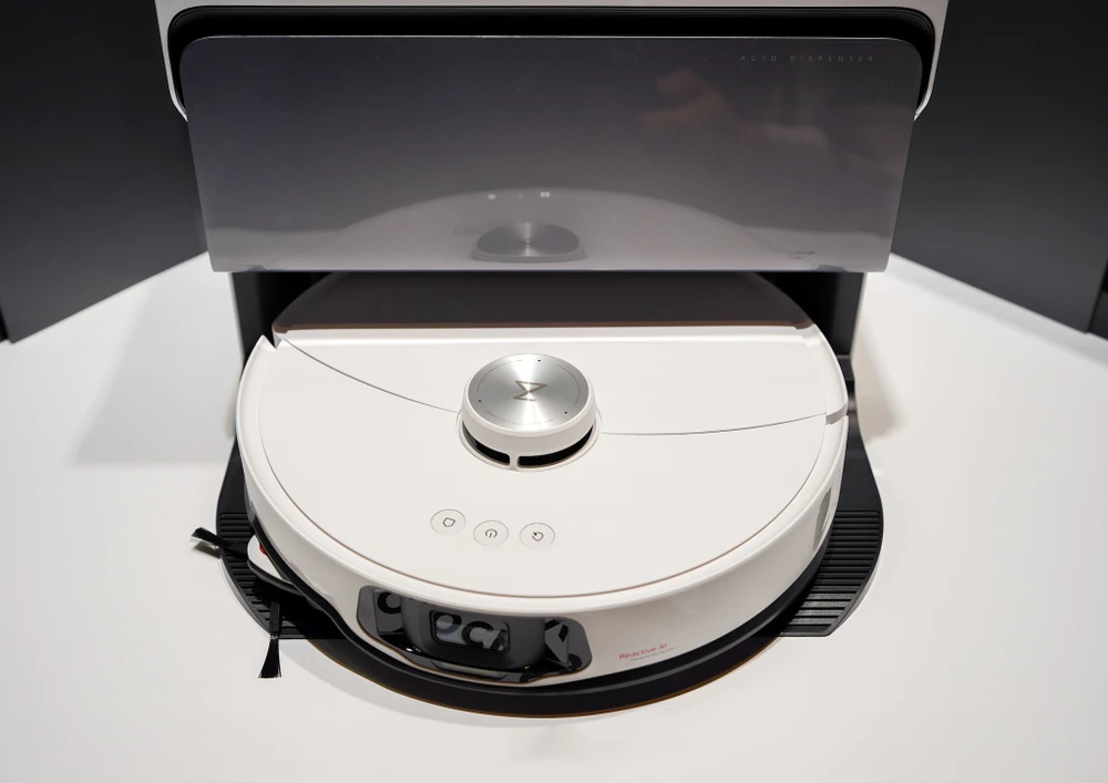 Phần chổi lau bên hông giúp làm sạch bụi bẩn ở sát mép tường. Ảnh: TIỂU MINH