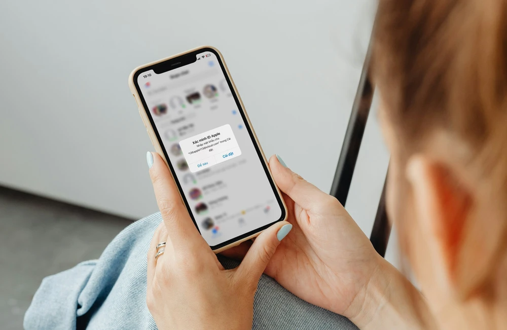 Thông tin Apple cảnh báo và xác minh ID Apple là hoàn toàn khác nhau, không có chuyện mất tài khoản ngân hàng. Ảnh: TIỂU MINH/Canva