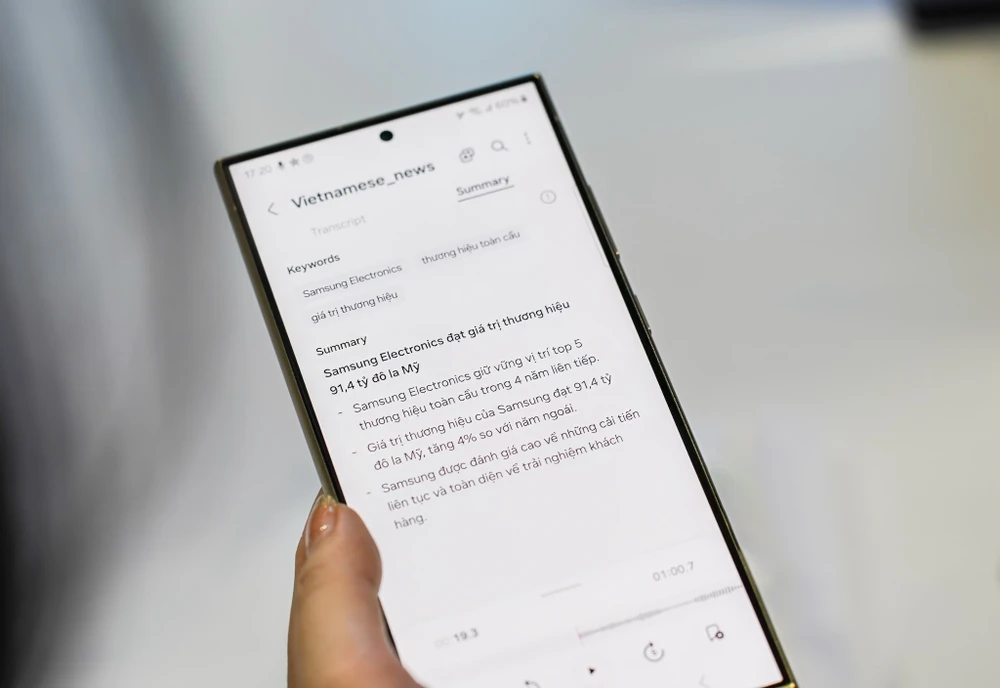 Chiếc điện thoại thứ 1 tỉ do nhà máy Samsung tại Thái Nguyên sản xuất thuộc dòng Samsung Galaxy S24 Ultra. Ảnh: TIỂU MINH