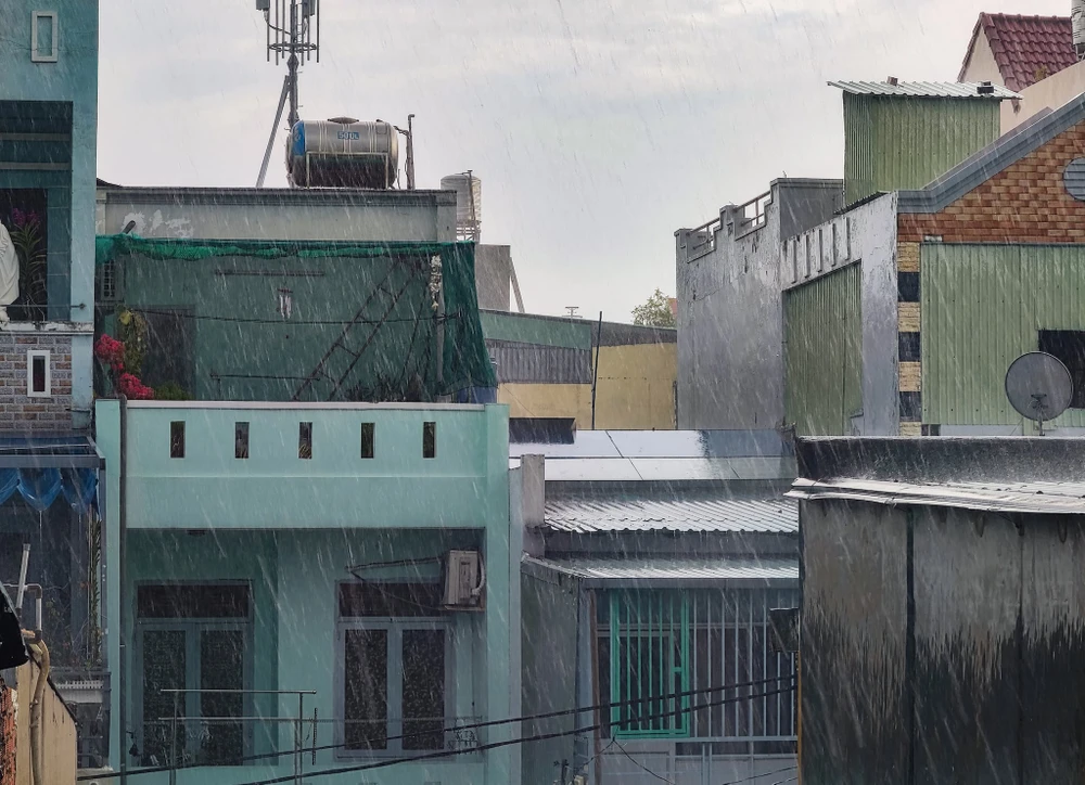 Mưa to giúp giảm nhiệt độ đáng kể. Ảnh: MINH HOÀNG