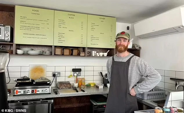 Alfie Edwards (ảnh), người sở hữu quán cà phê cho biết việc cấm sử dụng laptop là một “quyết định khó khăn” nhưng cuối cùng đã thành công. Ảnh: Dailymail