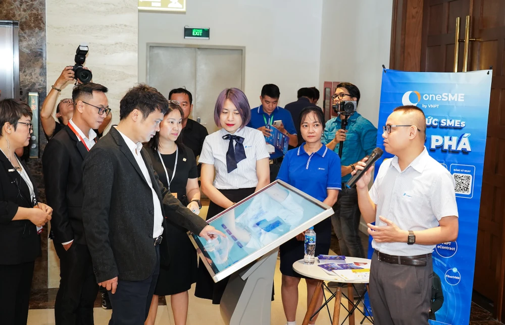 Doanh nghiệp giới thiệu các giải pháp quản trị, chuyển đổi số doanh nghiệp tại Biztech Việt Nam 2024. Ảnh: TIỂU MINH