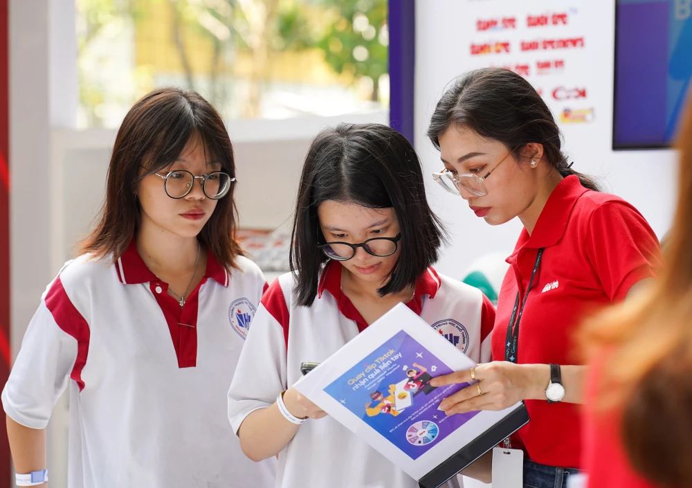 Các bạn học sinh, sinh viên đang tham quan các gian hàng. Ảnh: TIỂU MINH