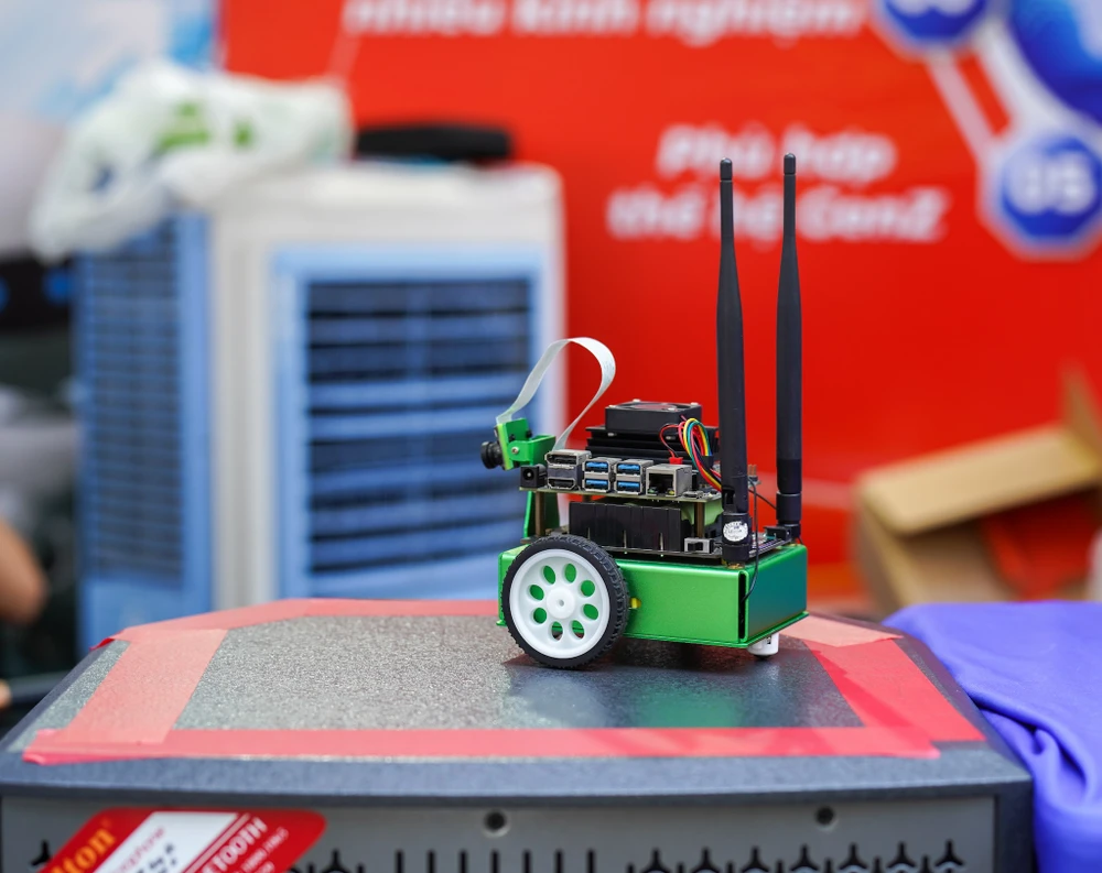 Một số sản phẩm công nghệ của các bạn sinh viên. Ảnh: TIỂU MINH