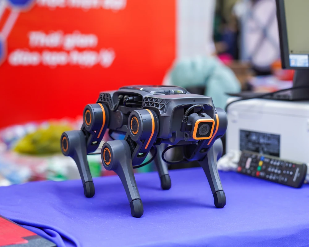 Một số sản phẩm công nghệ của các bạn sinh viên. Ảnh: TIỂU MINH