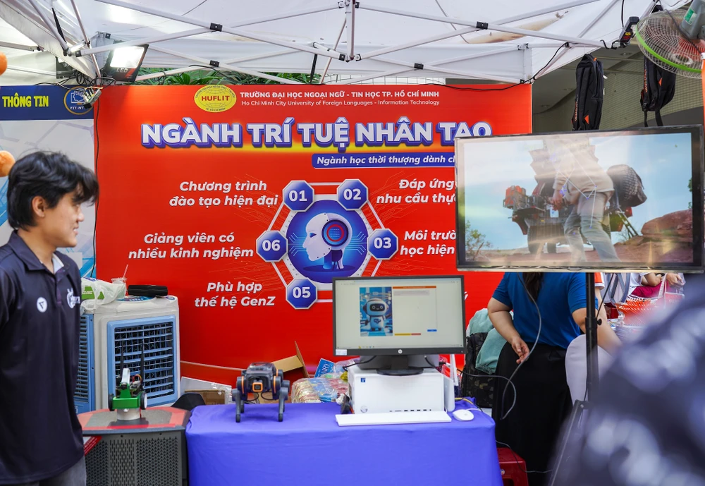 Gian hàng của các trường đại học, giới thiệu về những ngành học đang là xu hướng, ví dụ như ngành trí tuệ nhân tạo (AI). Ảnh: TIỂU MINH