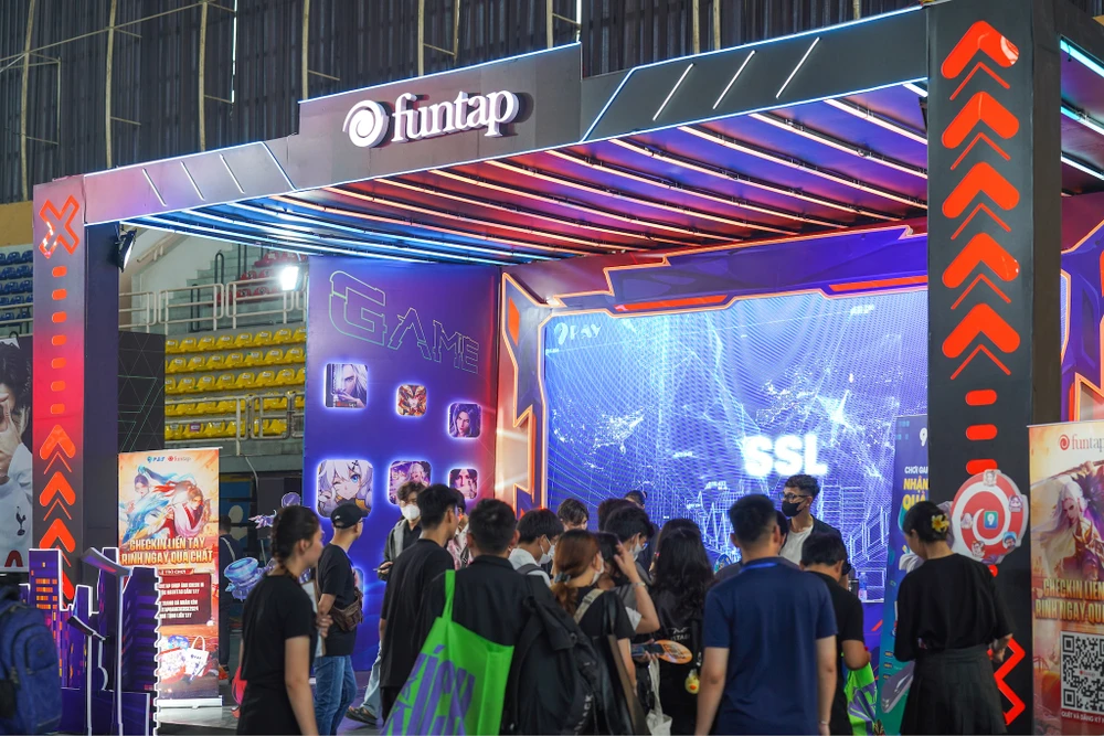 Hoạt động giải trí tại các gian hàng tại ngày hội Game Việt Nam 2024. Ảnh: TIỂU MINH