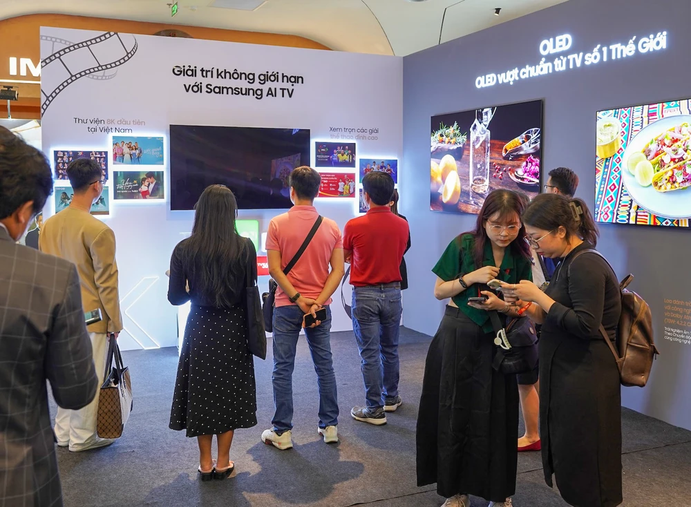 Người tiêu dùng ngày càng ưa chuộng tivi màn hình lớn. Ảnh: TIỂU MINH