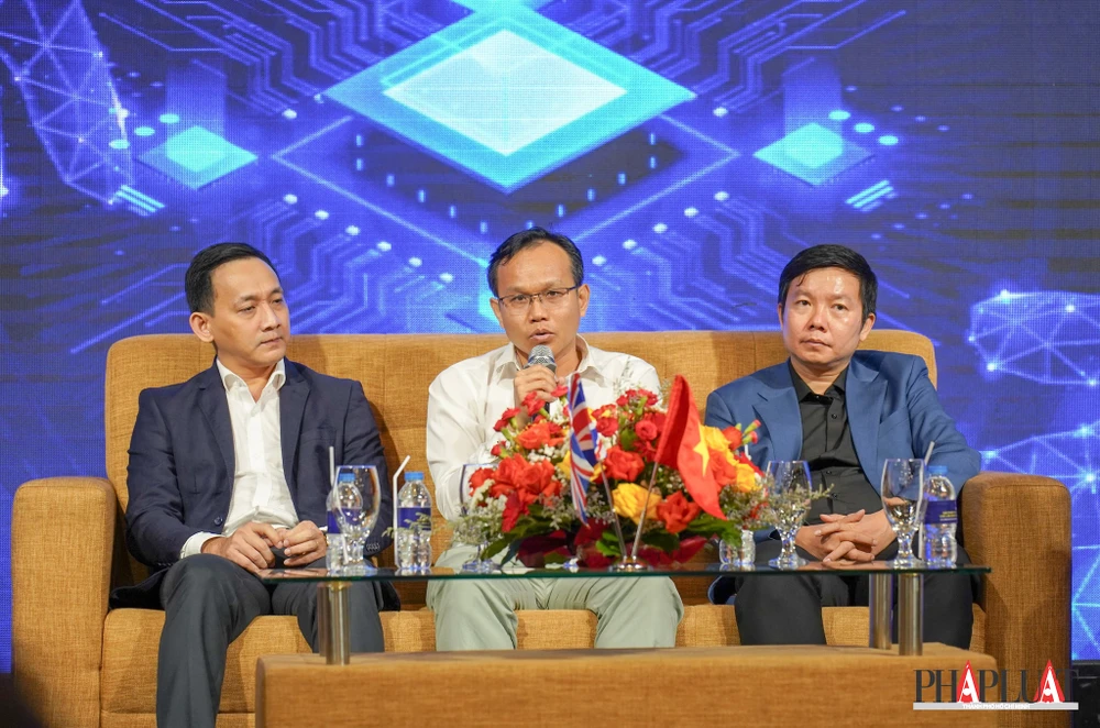 Tiến sỹ Nguyễn Minh Sơn (giữa), Trưởng khoa Kỹ thuật máy tính, Trường ĐH CNTT (ĐH Quốc gia TP.HCM). Ảnh: TIỂU MINH