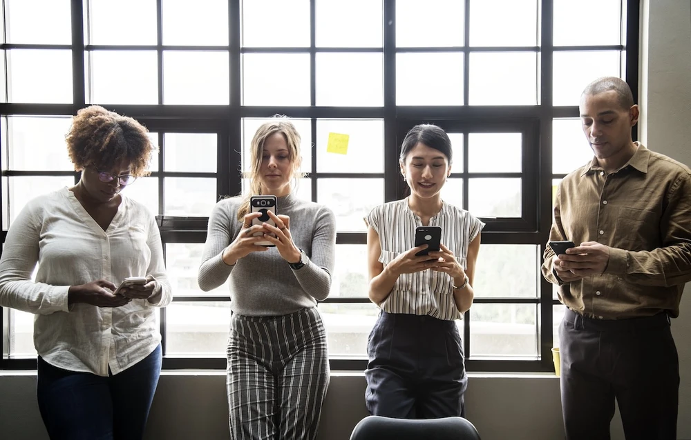 Việc sử dụng Facebook trong công ty giúp mọi người kết nối tốt hơn, giảm căng thẳng. Ảnh: Pexels