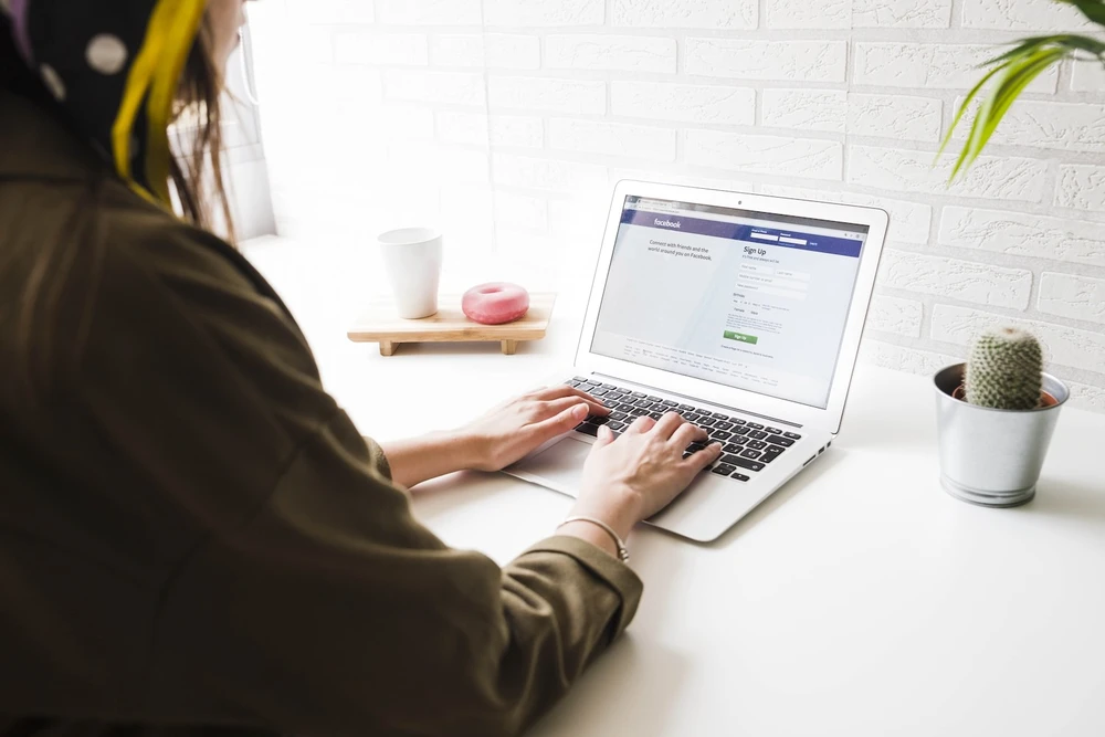 Sử dụng Facebook trong công ty quá nhiều có thể gây mất tập trung. Ảnh: Pexels